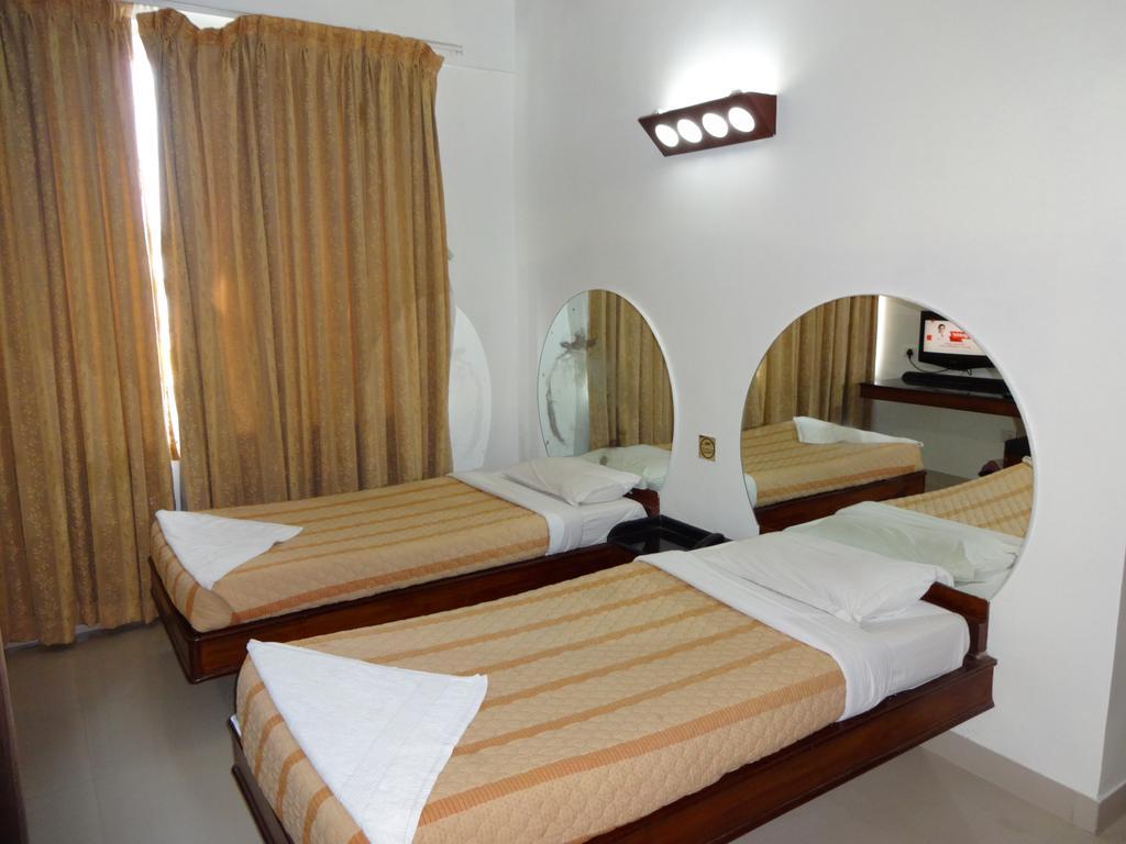 Lotus Comfort - A Pondy Hotel Пондичери Екстериор снимка