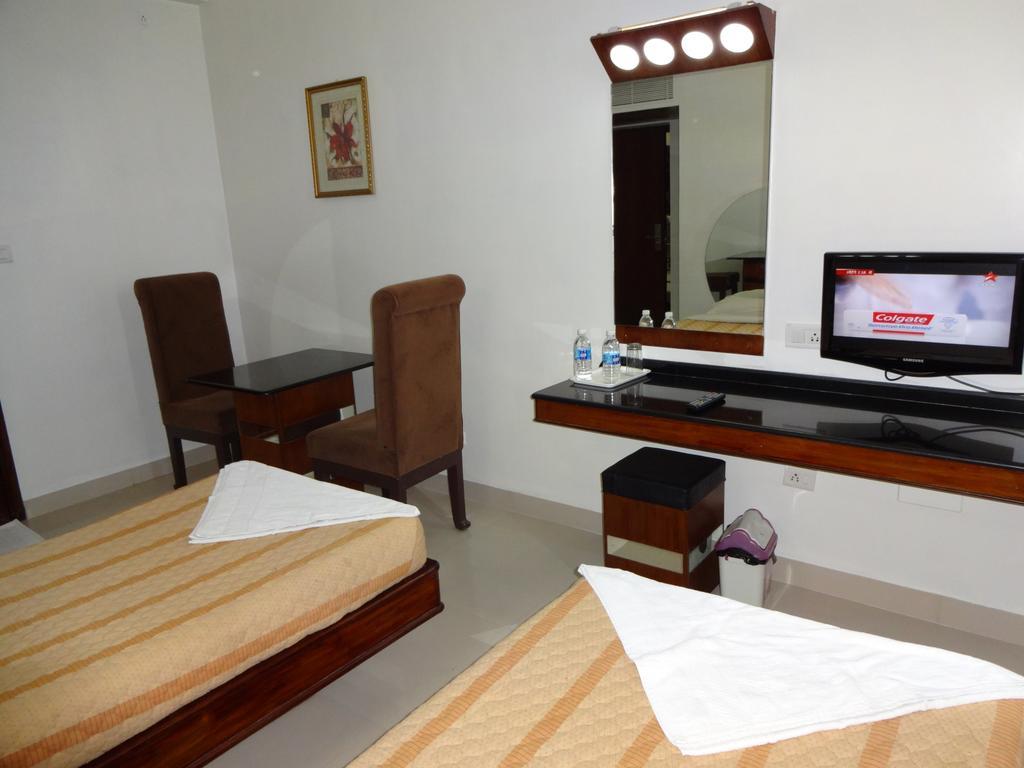 Lotus Comfort - A Pondy Hotel Пондичери Екстериор снимка