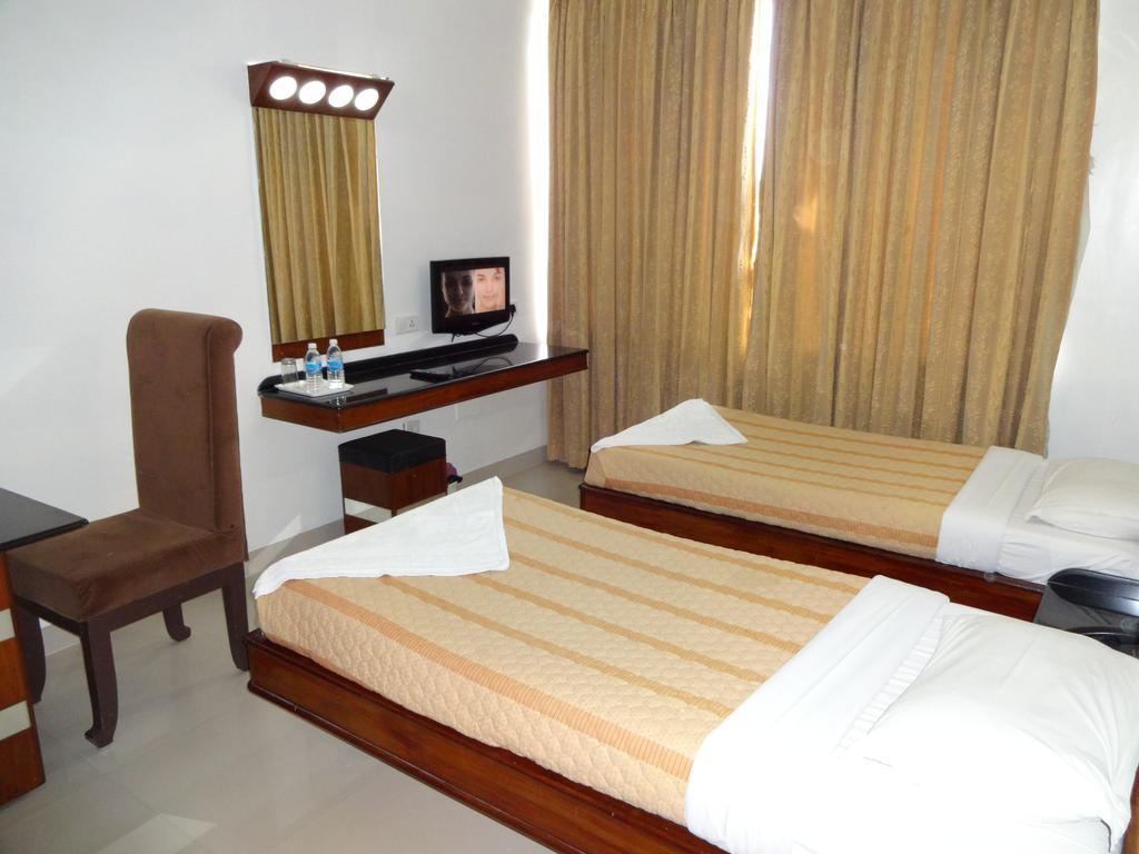 Lotus Comfort - A Pondy Hotel Пондичери Стая снимка