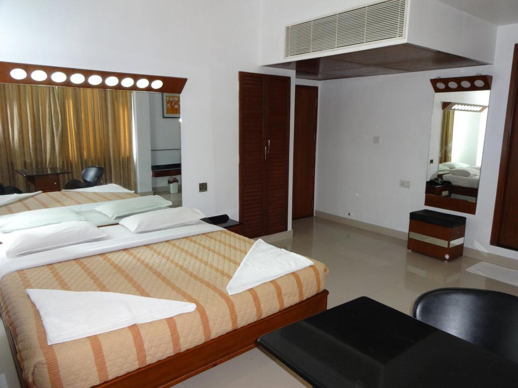 Lotus Comfort - A Pondy Hotel Пондичери Екстериор снимка