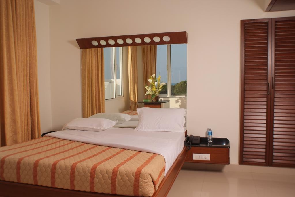 Lotus Comfort - A Pondy Hotel Пондичери Стая снимка