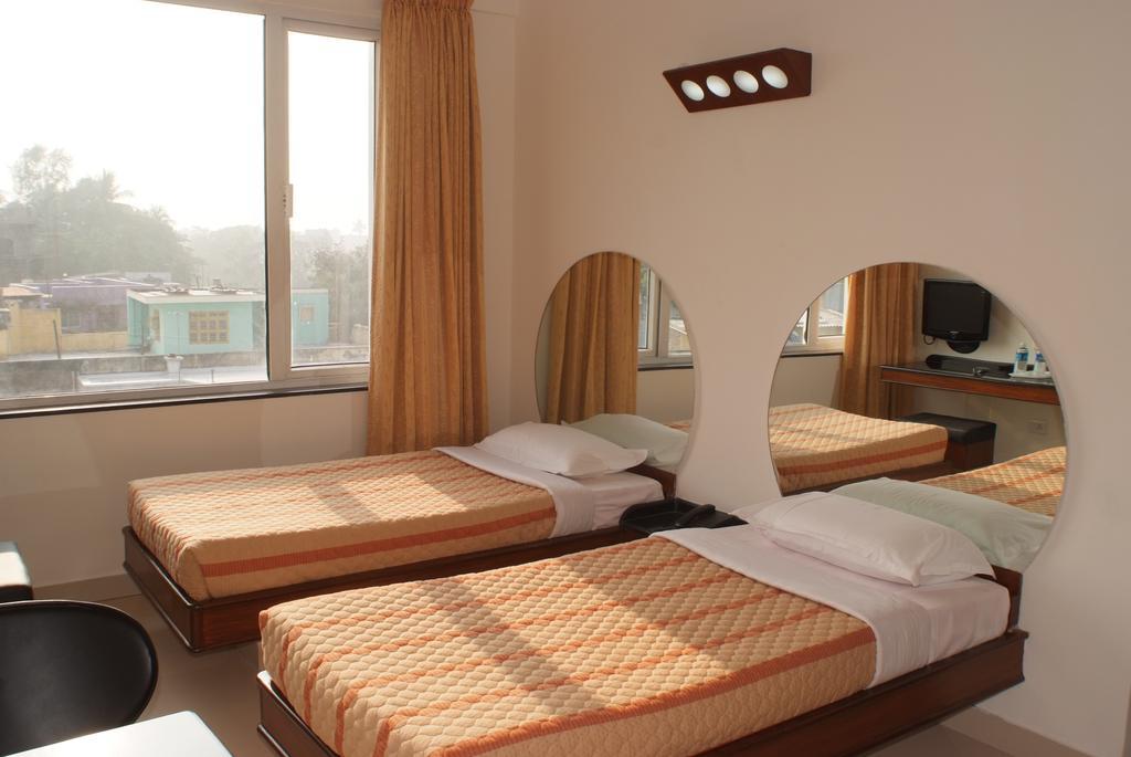 Lotus Comfort - A Pondy Hotel Пондичери Стая снимка