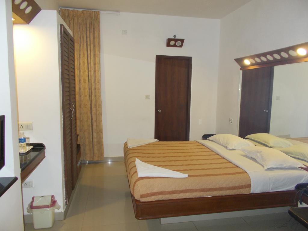 Lotus Comfort - A Pondy Hotel Пондичери Екстериор снимка