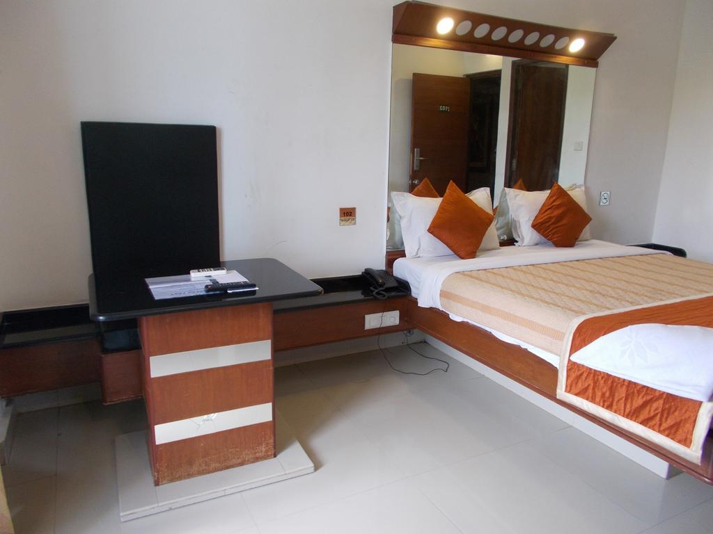 Lotus Comfort - A Pondy Hotel Пондичери Екстериор снимка